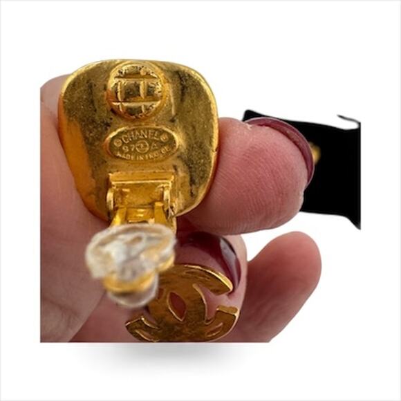 CCJ10: Vintage, gold-toned Chanel clip-on earrings, with COA - Picture 3 of 5